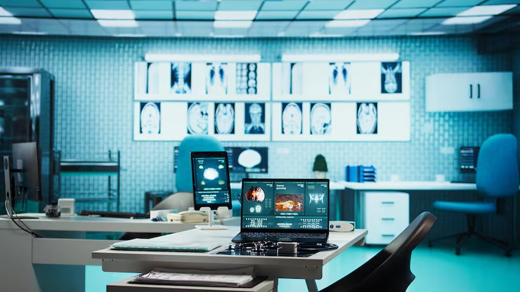 Médico utilizando o sistema de gestão em um computador.